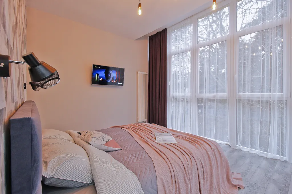 Студия с панорамными окнами в центре