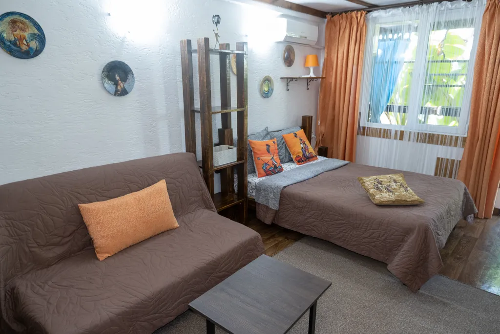 Квартира Квартира Четырёхместный номер с двухспальной кроватью и двухспальным диваном — Сухум