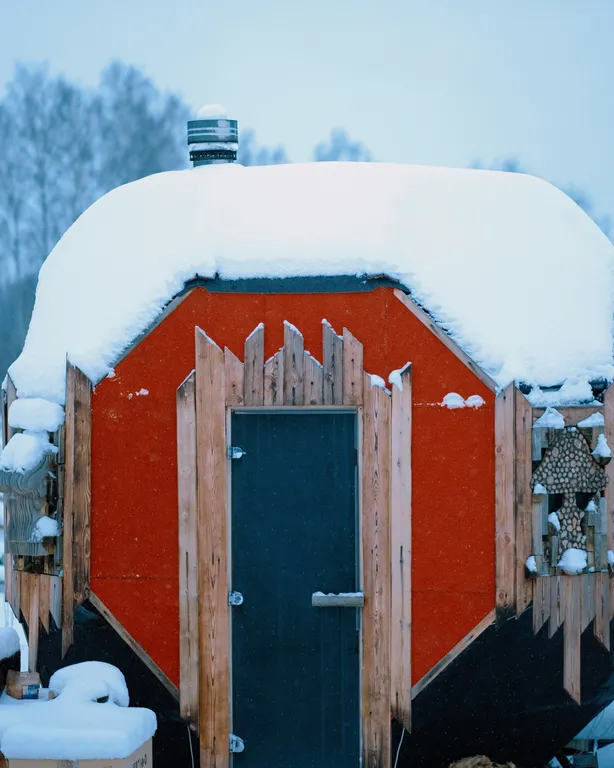 Арт-баня дюпло возле реки в окружении реликтового леса