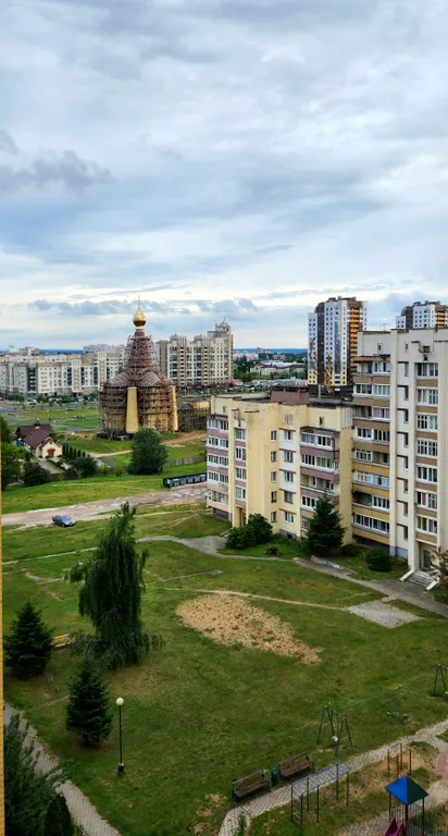 Просторная двухкомнатная квартира в районе с развитой инфраструктурой.