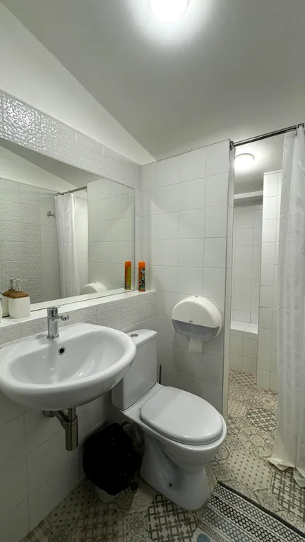 Дабл с видом на оживленный дворик кафе