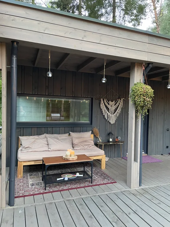 Уютный дом в тишине хвойного леса