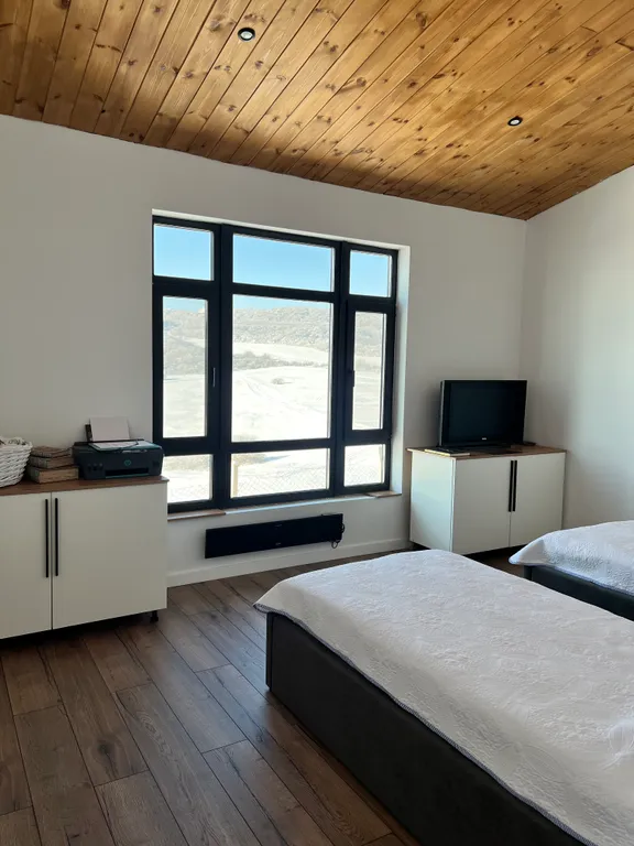 Домик на холме с видом на лес и горы