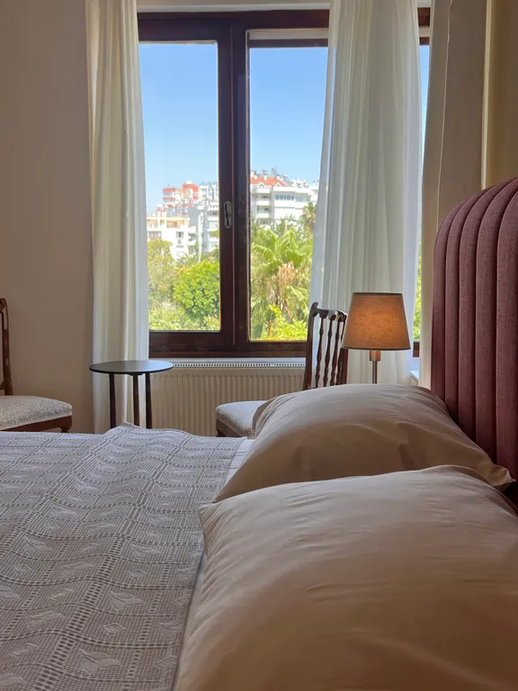 Spacious luxury waterfront flat