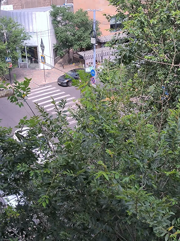 Уютная студия  с балконом в самом сердце Еревана