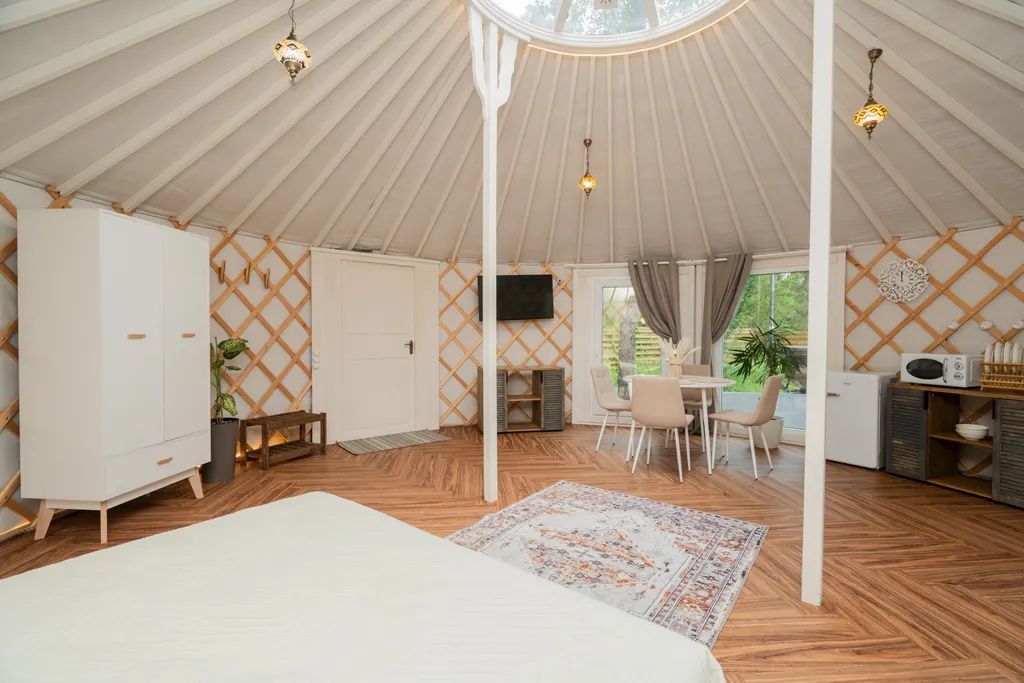 Глэмпинг с большой террасой в лесу