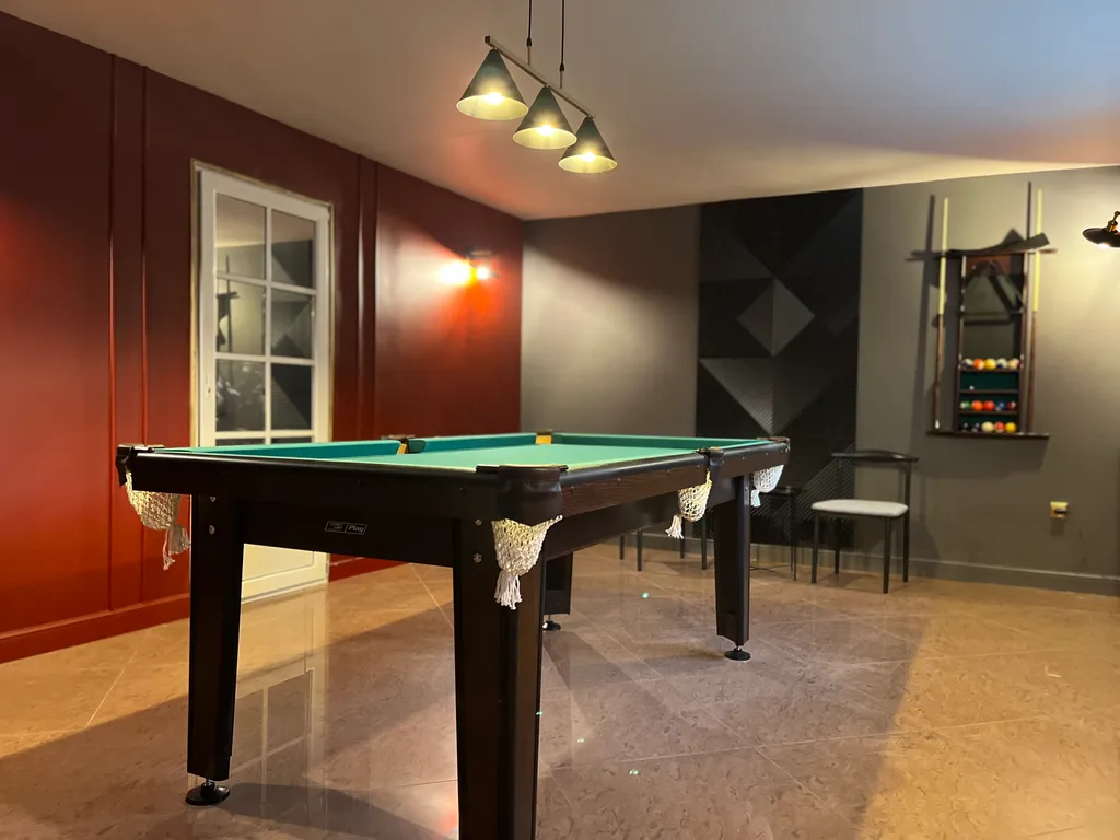 Коттедж на берегу Невы с lounge в гараже