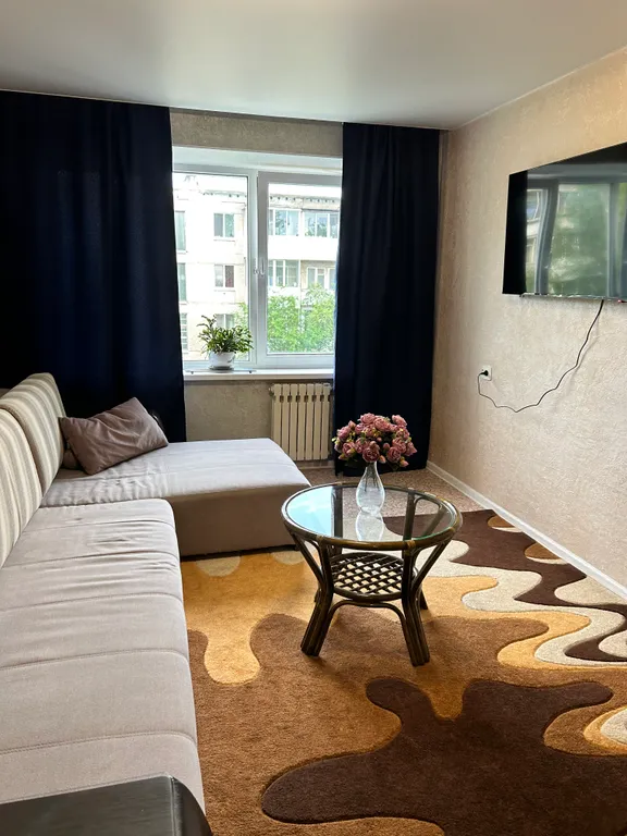 Уютная двухкомнатная квартира в тихом районе с дизайнерским ремонтом — аренда посуточно в Серов