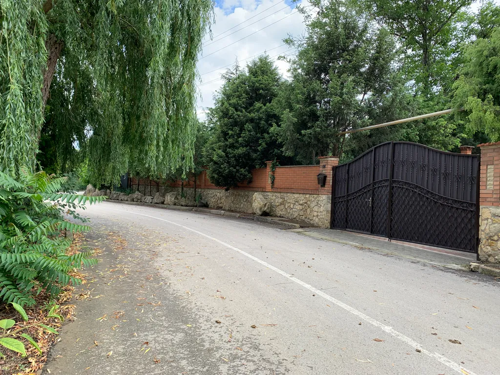 Коттедж Добротный кирпичный дом со своим двором в усадьбе Можжевеловый дворик — Айвовое