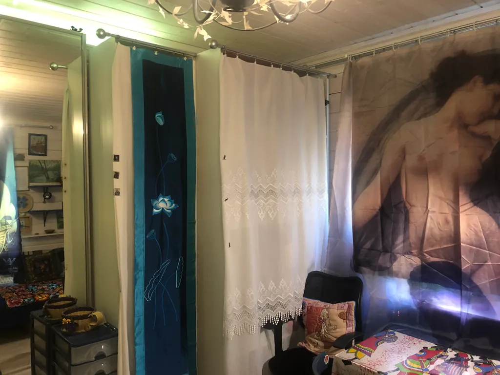 Красивая комната на втором этаже деревянного дома