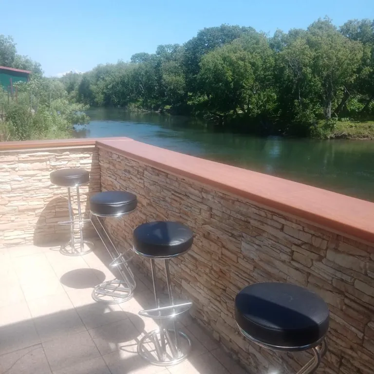 Уютный дом на берегу реки