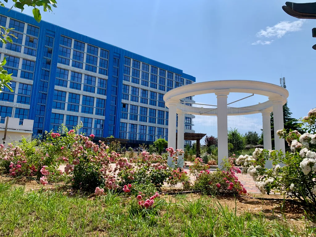 Элитная квартира с панорамным окнами витражами с видом на море