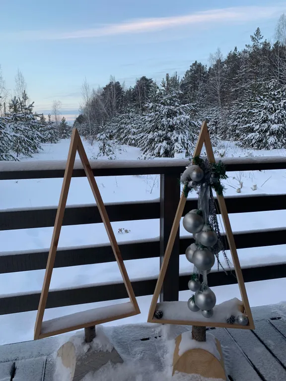 Темный домик на опушке леса