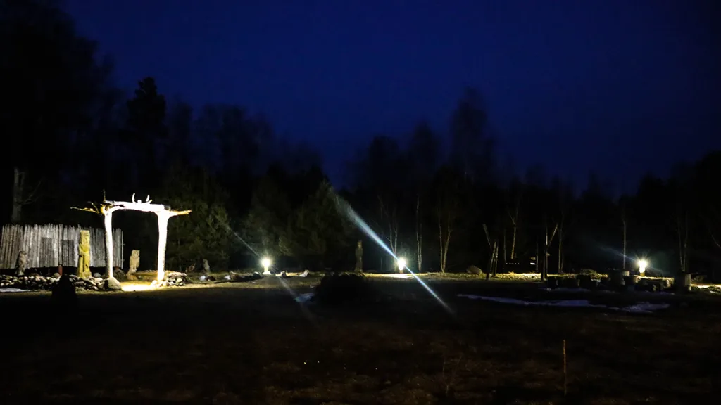 Усадьба Медвежий угол в лесу на берегу озера