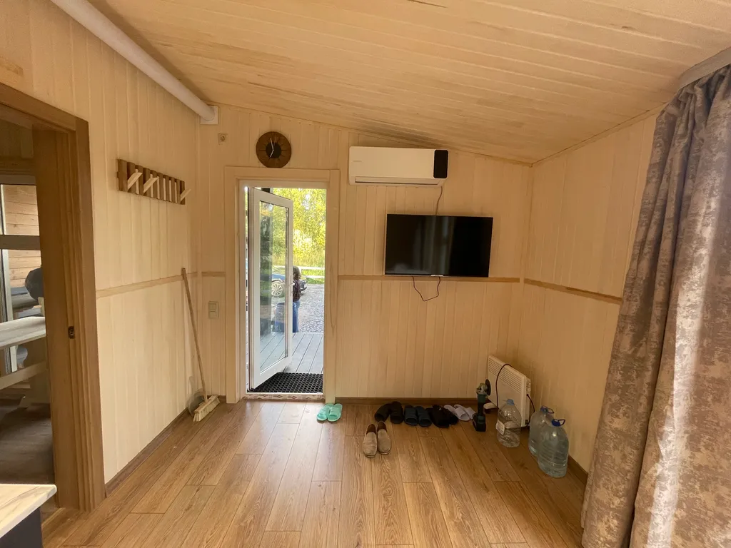 Уютный домик в тихом месте рядом с водой