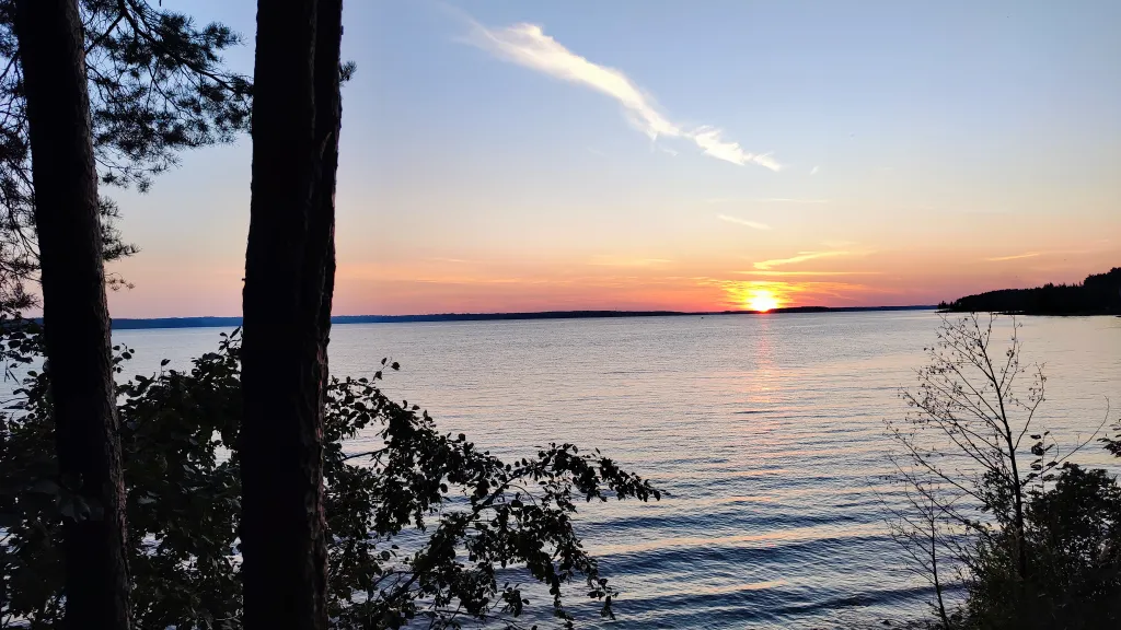Коттедж Коттедж с баней, чаном и детской площадкой с батутом у озера, в бору — Ланино