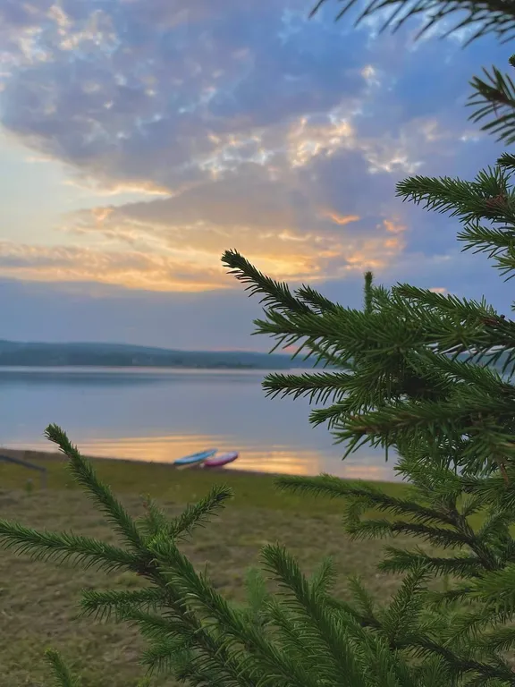 Новый дом в стиле барн Хаус на берегу реки
