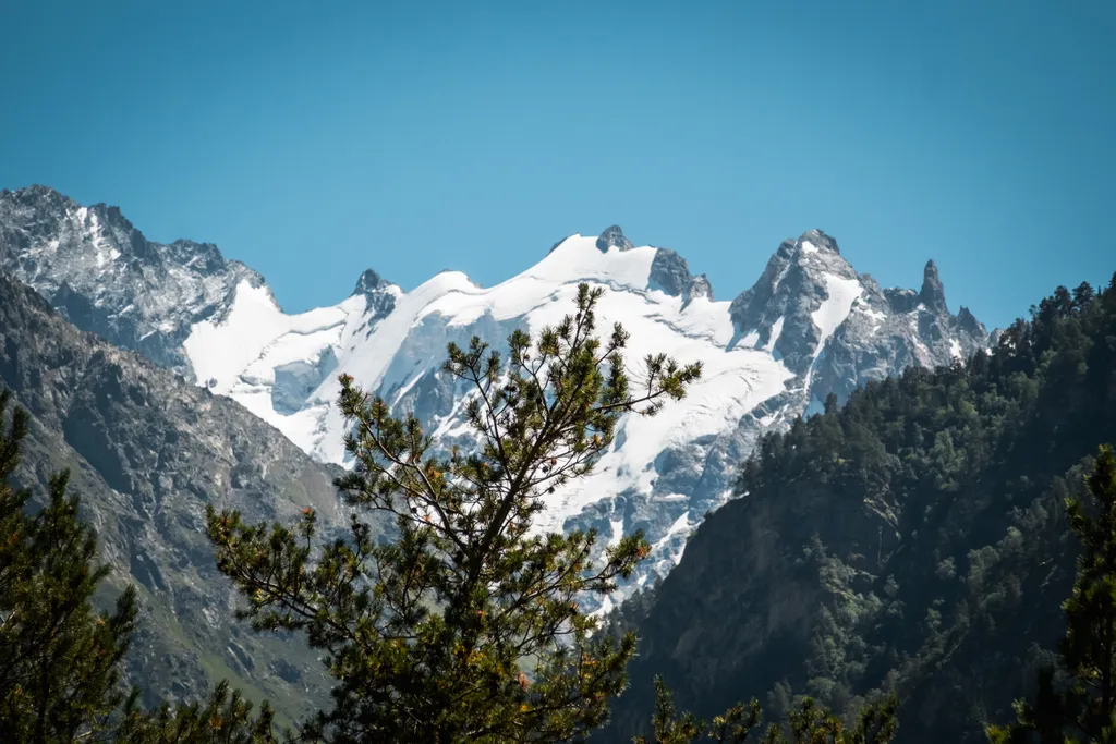 Тепло камина и холод вершин — квартира в ЖК Горная Сказка