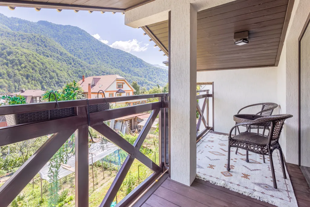 Дом у сквера в центре Поляны