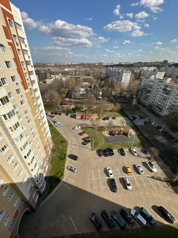 Элитный дом с живописным прудом во дворе