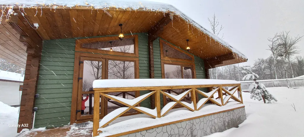 Шале в горах на берегу реки