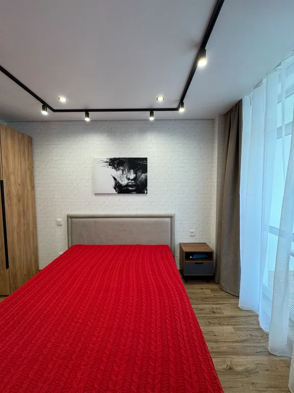 Квартира в стиле лофт с отдельной спальной зоной и гардеробной