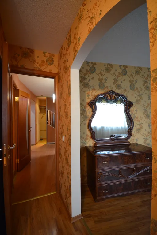 Трёхкомнатная квартира с раздельными комнатами двумя уборными и лифтом