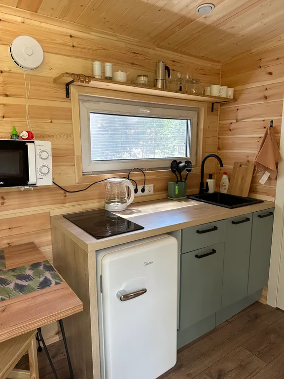 Дом в лесу с видом на реку