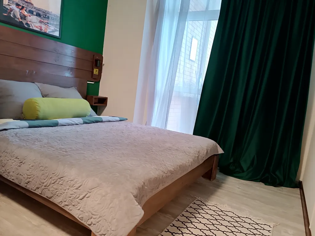 Великолепная студия с интересным дизайном в стиле французского кафе