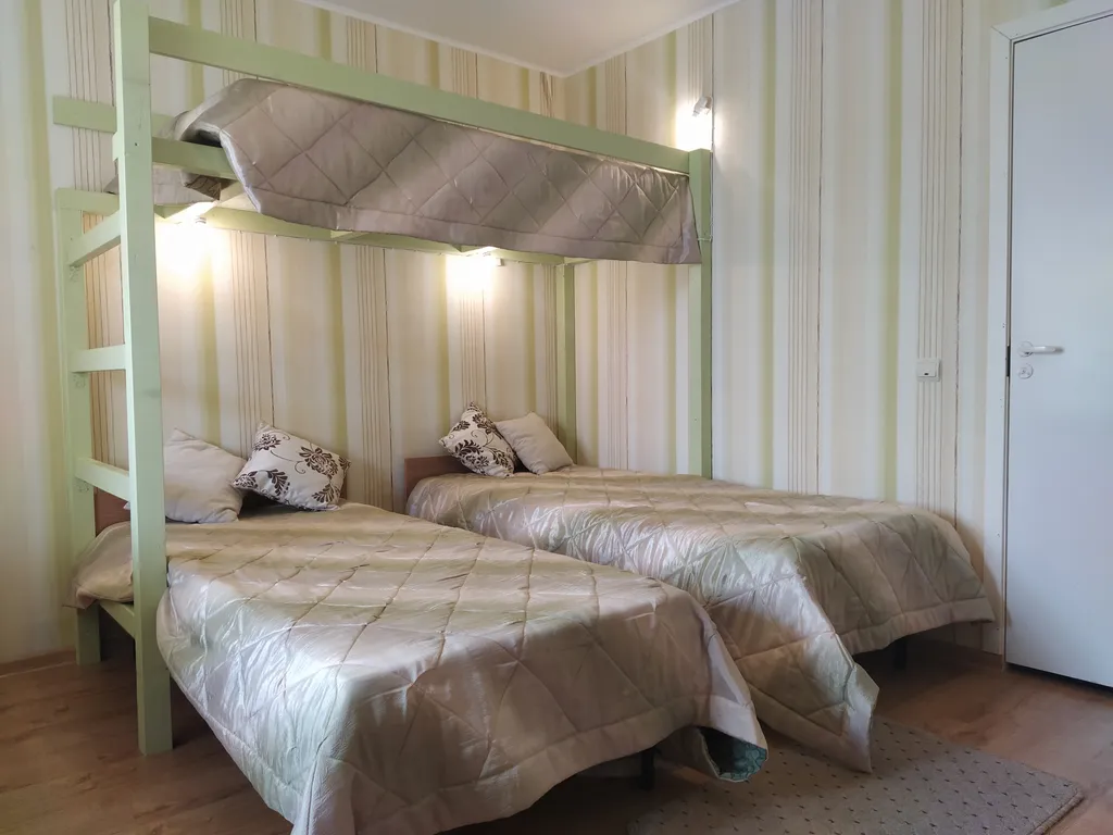 Комната с выходом на лужайку