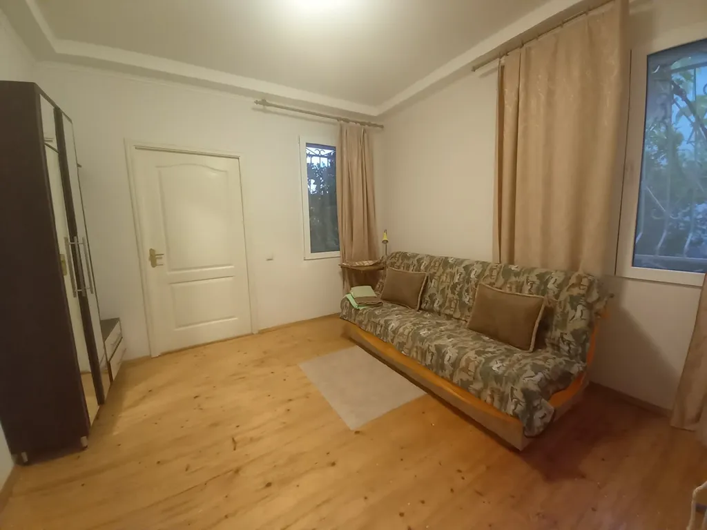 Часть дома с зеленым двориком на Косе у моря