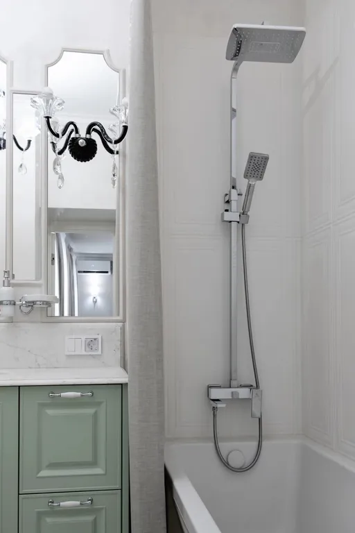 Уютная квартира с камином в центре