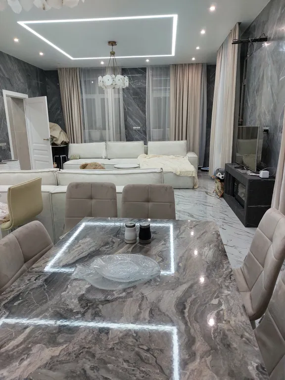 Резиденция в деревне в окружении леса