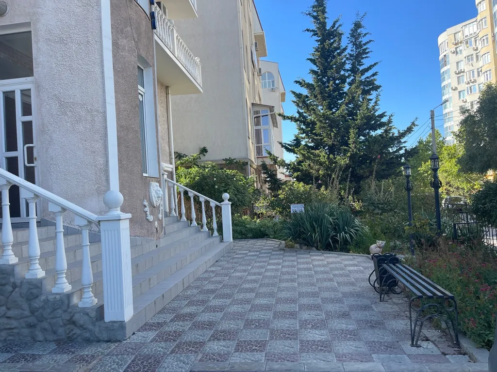 Рядом с пляжем Омега и парком Победы