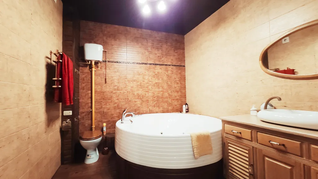 Квартира с большой круглой джакузи для двоих