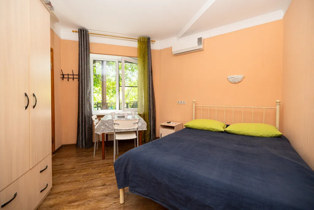 Уютный номер на 4-х человек с санузлом, большой террасой и кухней