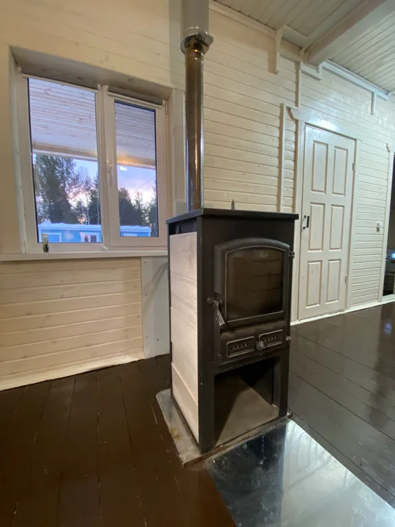 Уютный дом у леса и озера