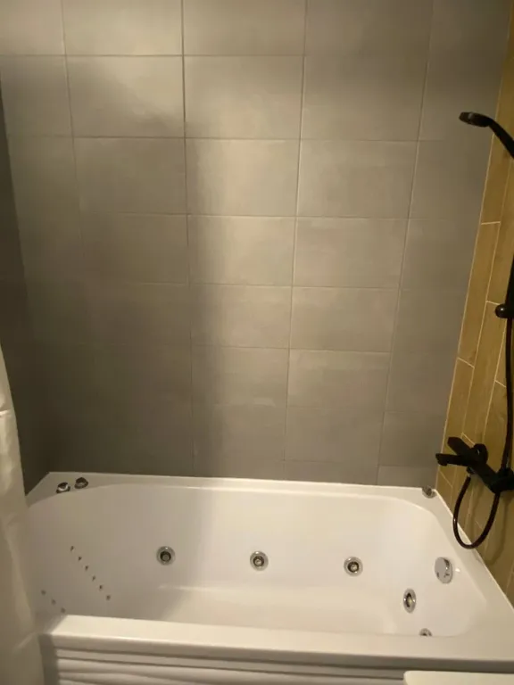 Евро трехкомнатная с джакузи у ЖД вокзала