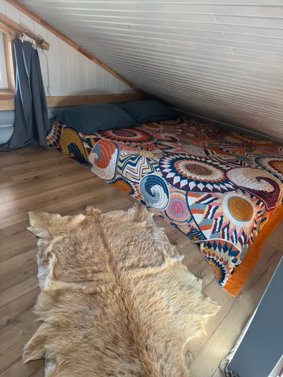 Дом на берегу реки в тихой деревне