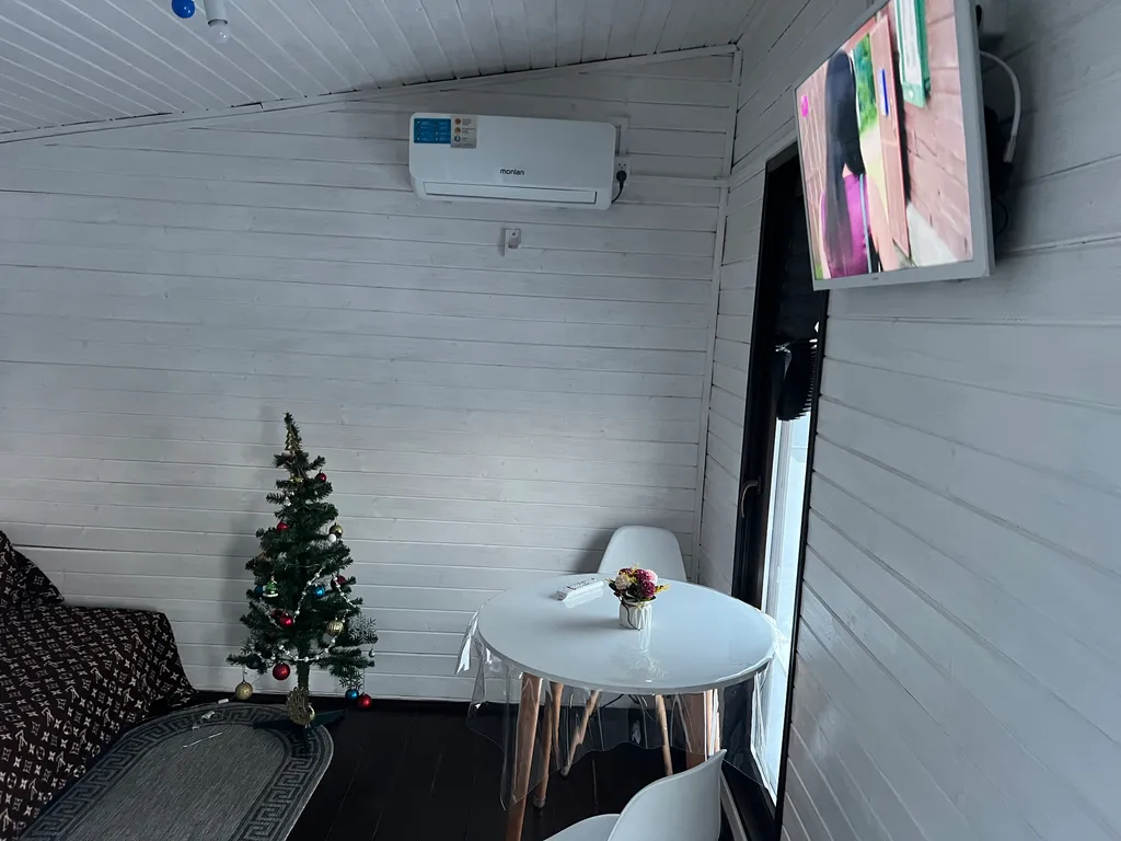 Новый домик на берегу реки с собственным прудом