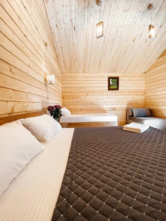 2 деревянных домика из сруба с беседкой-барбекю во одном дворе