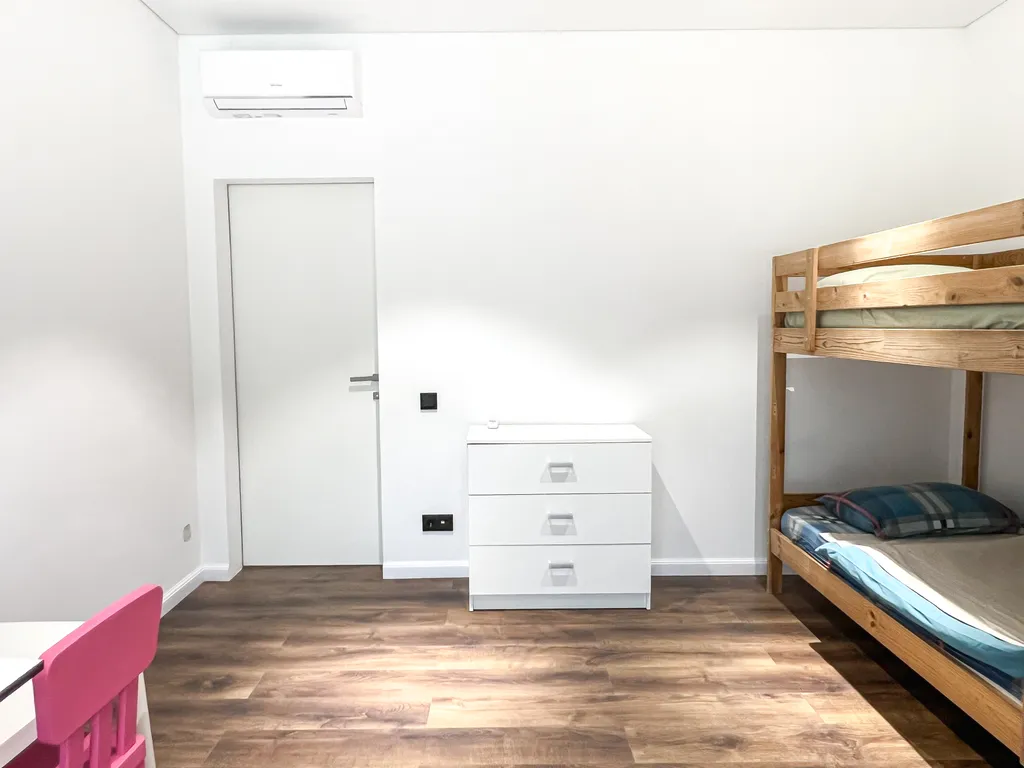 Новый современный дом с теплым бассейном и сауной