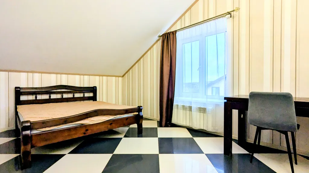 Дом с большой и крытой беседкой и с сауной