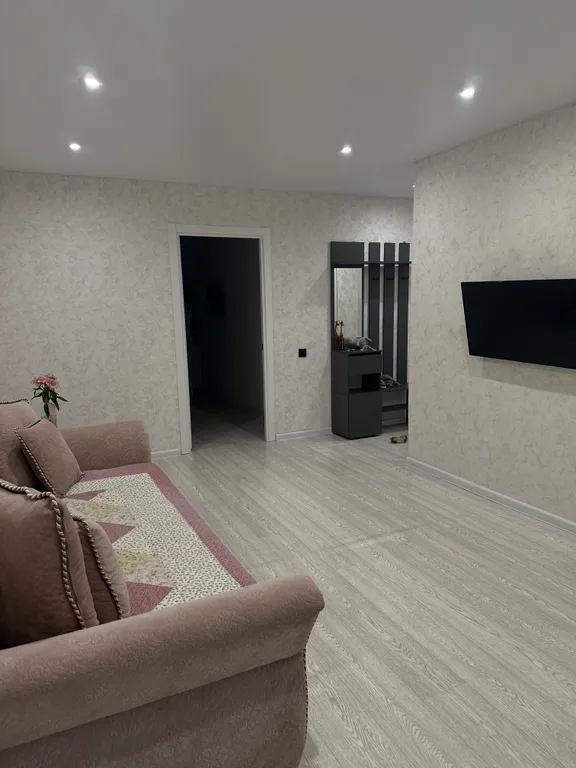 Двухкомнатная квартира с новым ремонтом, рядом с въездом в город