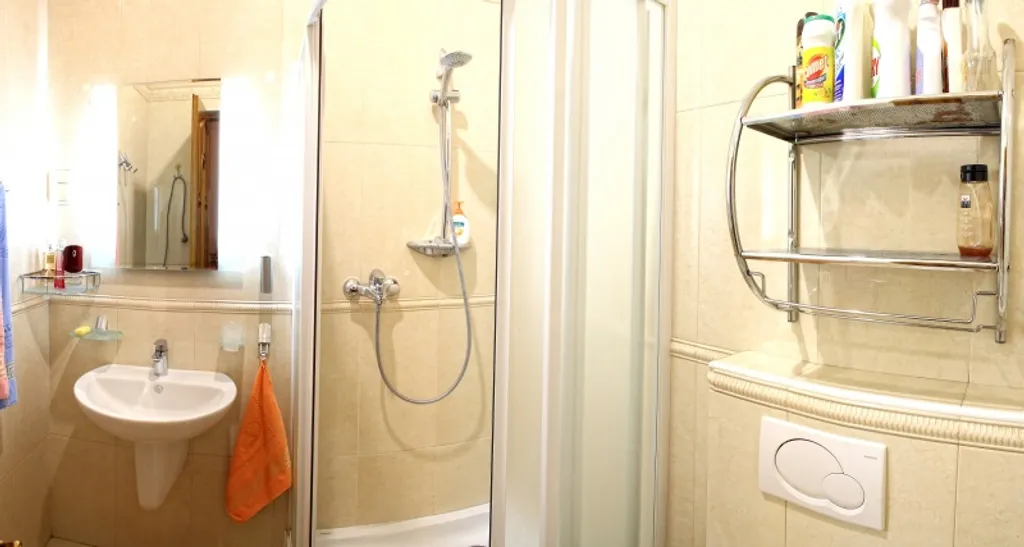 Крупногабаритная двушка с отдельным входом в центре, парковка