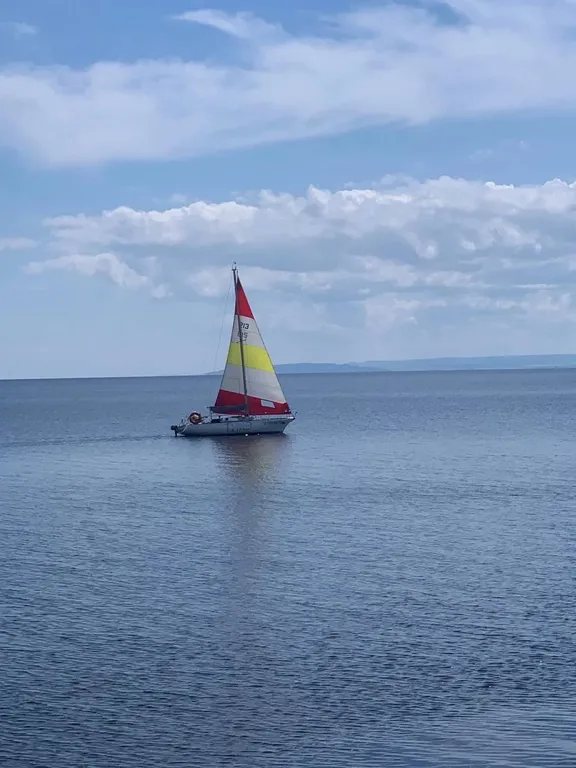 Уютный дом у реки с мангалом