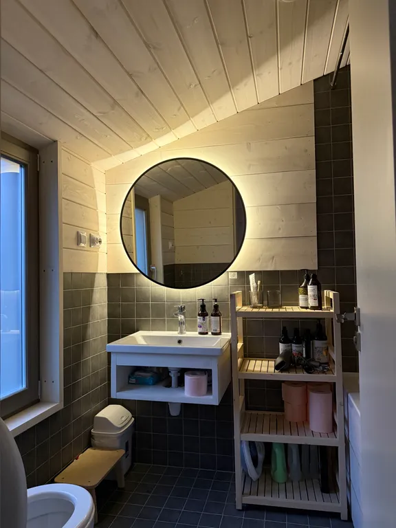 Дом с панорамным камином и видом на лес