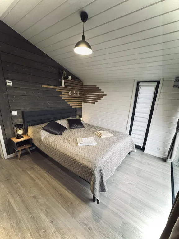 Дом у реки в сосновом лесу