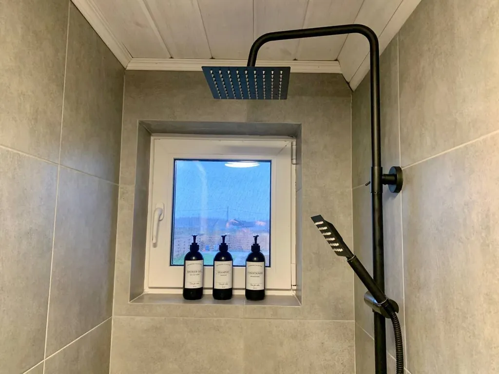 Пpocторный 4-местный А-фрейм с чанoм и банeй нa берегу реки Дубна