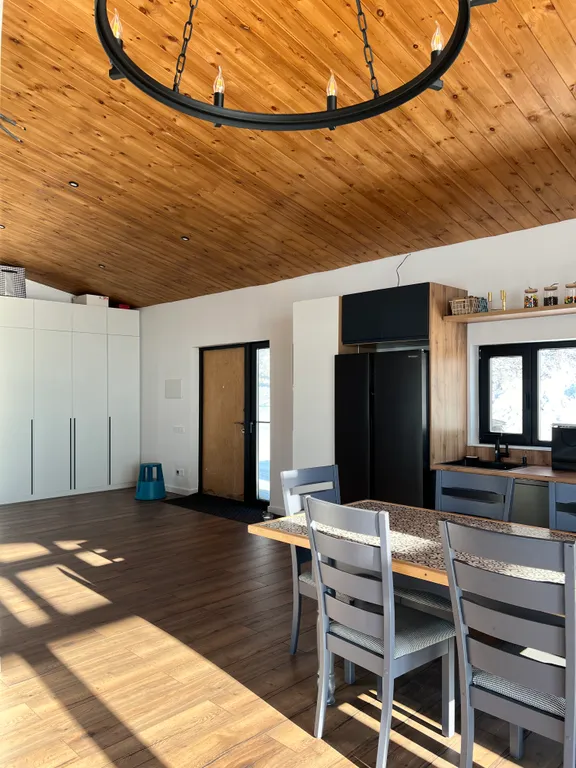 Домик на холме с видом на лес и горы